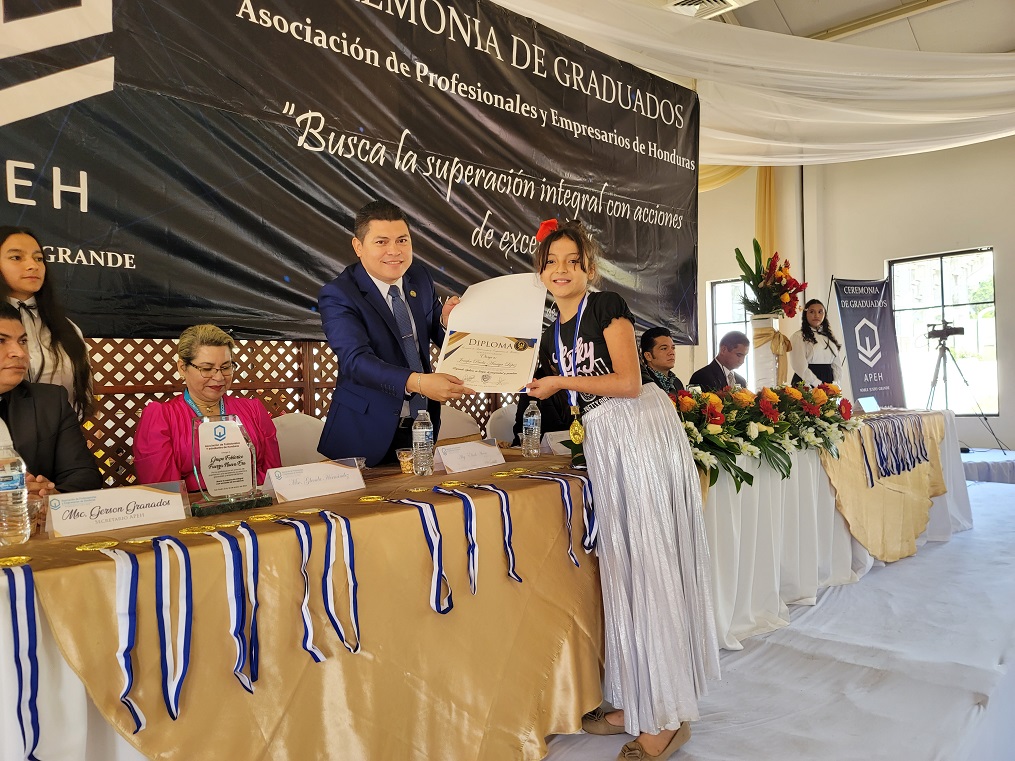 La APEH destaca logros académicos y empresariales en San Pedro Sula
