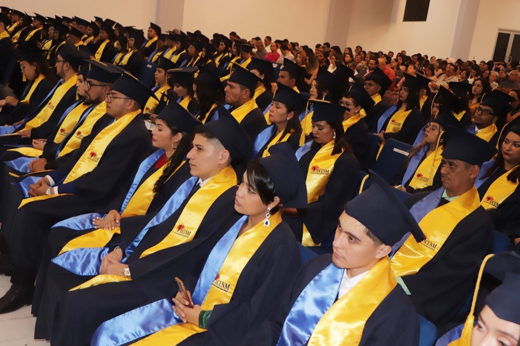 La UCENM celebra con orgullo la graduación de 109 nuevos profesionales en posgrado y pregrado