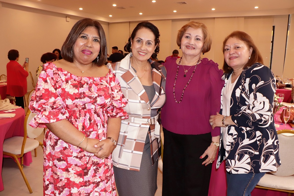 Irma Julia Zepeda con parte de su familia.