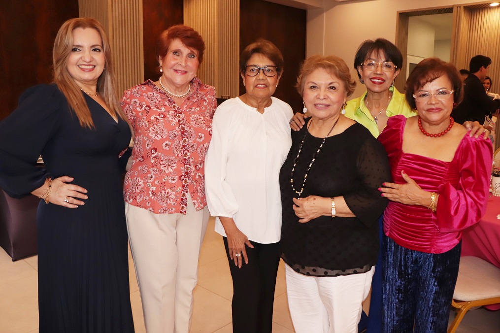 Irma Julia Zepeda con parte de su familia.