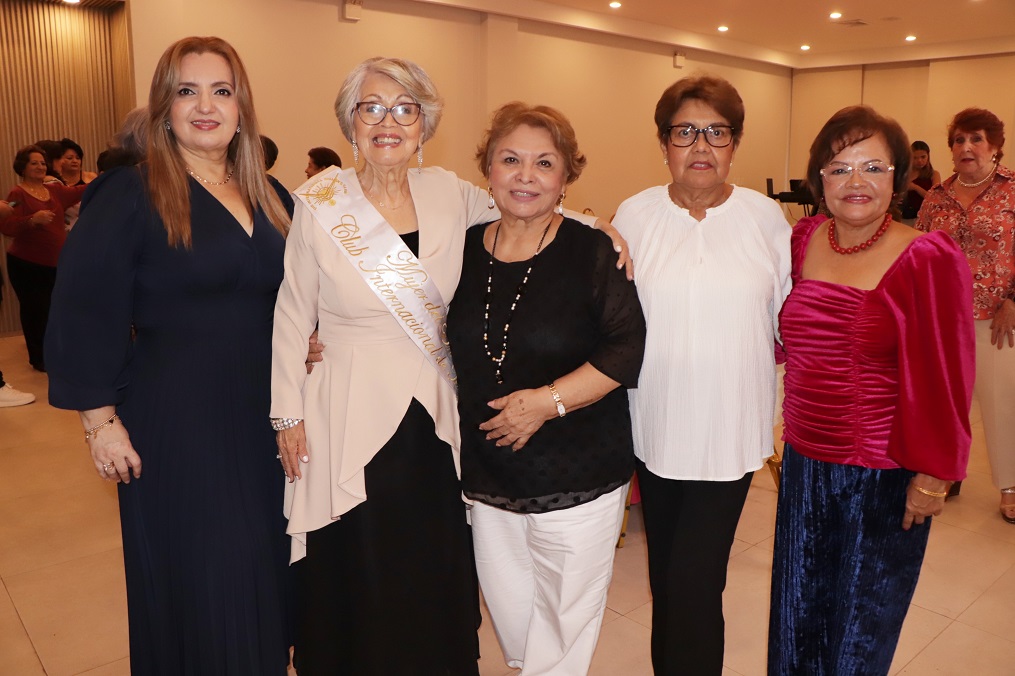 Irma Julia Zepeda con parte de su familia.