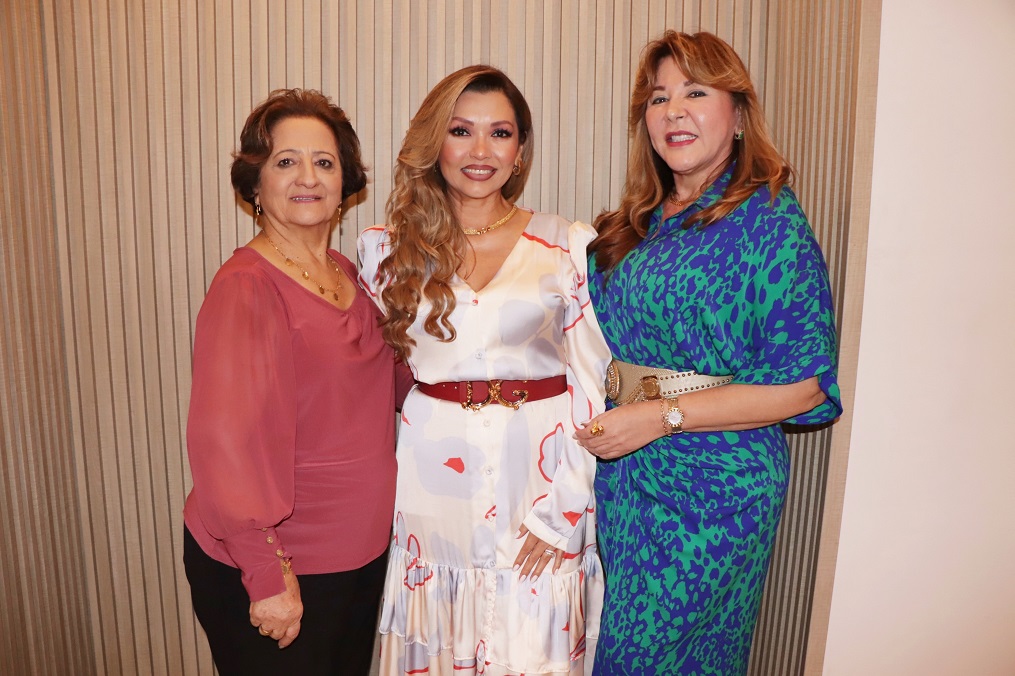 Irma Julia Zepeda con parte de su familia.