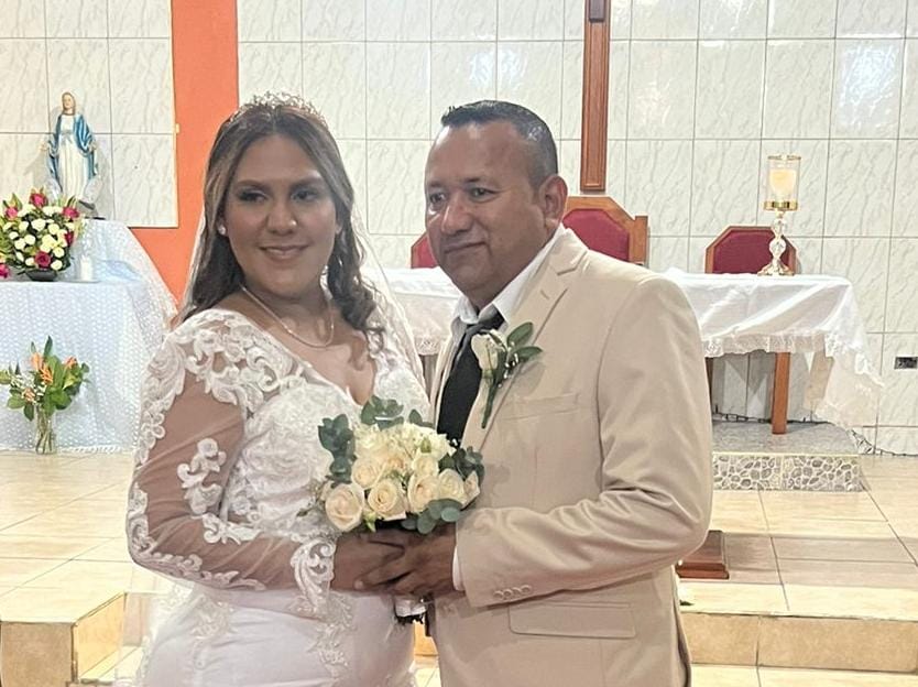  Muchas felicidades por su matrimonio a Luis Quiroz y Leny Díaz ceremonia eclesiástica celebrada en la Iglesia San Carlos Borromeo de Choloma y recepción en el Hotel Clarion donde Acontecimientos.hn decoro en tonos Ivory, dorado y sage … Jorge Torres con la amenización musical puso a todos a bailar de principio a fin… y nos cuentan que estuvo de lo mejor… Maritzas Bakery preparo un hermoso pastel de tres piso.Felicidades a los esposos Quiroz Díaz. 