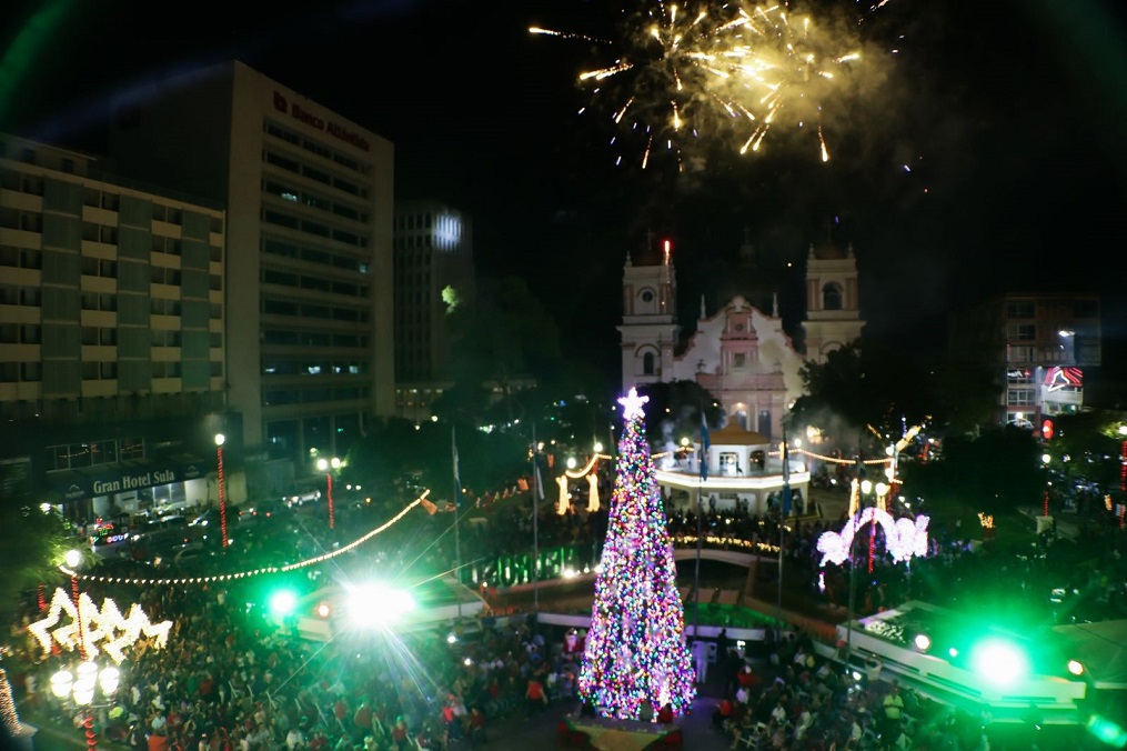 Inauguran la Navidad en San Pedro Sula con encendido del árbol en el Parque Central