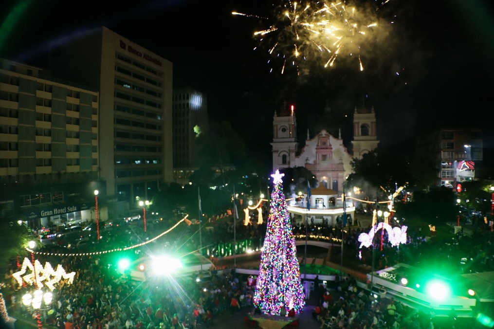 Inauguran la Navidad en San Pedro Sula con encendido del árbol en el parque central