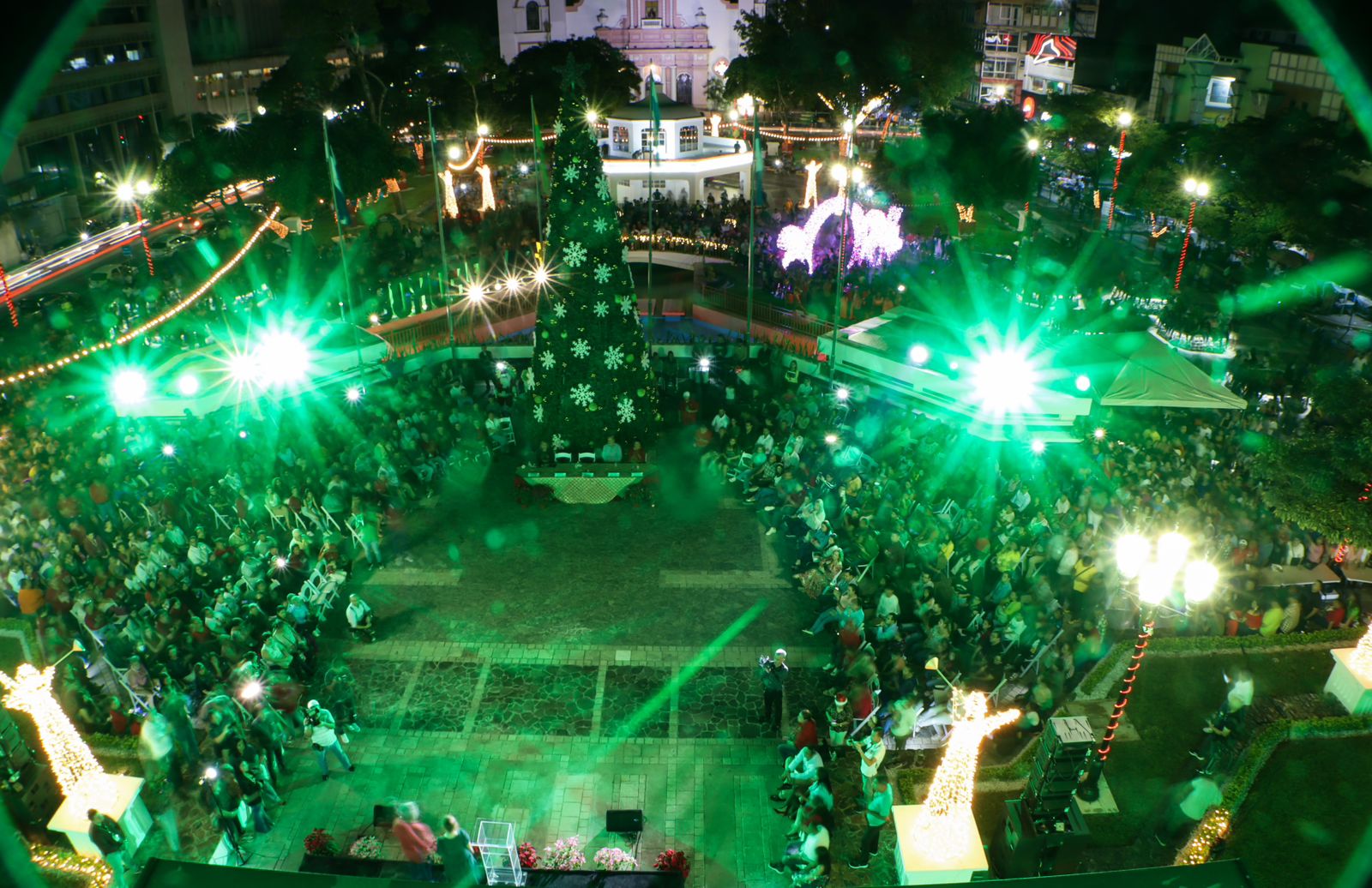 Inauguran la Navidad en San Pedro Sula con encendido del árbol en el parque central