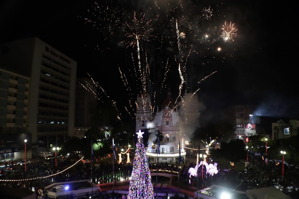 Inauguran la Navidad en San Pedro Sula con encendido del árbol en el parque central