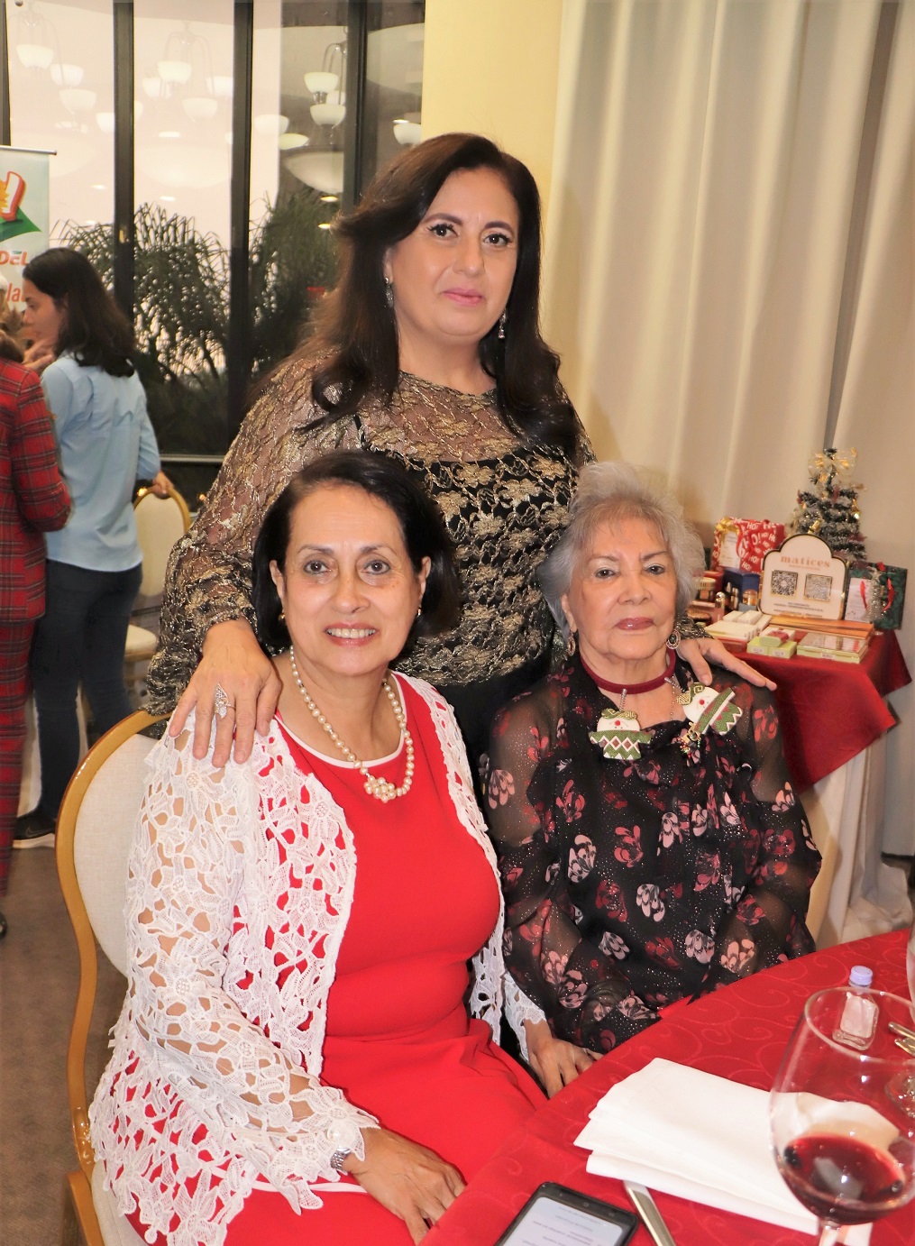 Alegre convivio navideño de socias del Club Internacional de Mujeres 