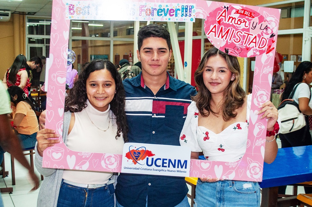 Alegre celebración de Día del Amor y la Amistad en UCENM