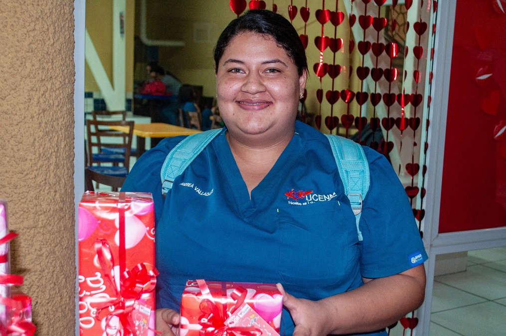 Alegre celebración de Día del Amor y la Amistad en UCENM