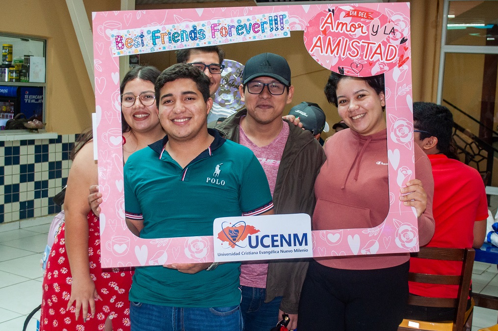 Alegre celebración de Día del Amor y la Amistad en UCENM