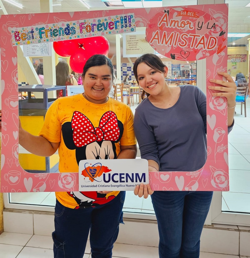 Alegre celebración de Día del Amor y la Amistad en UCENM