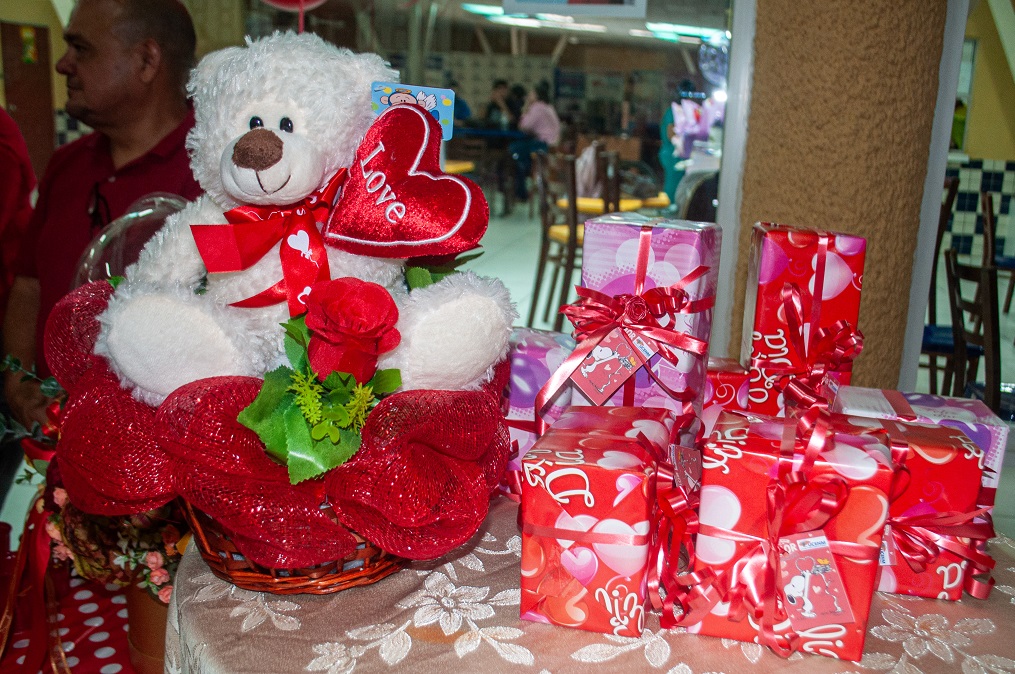 Alegre celebración de Día del Amor y la Amistad en UCENM