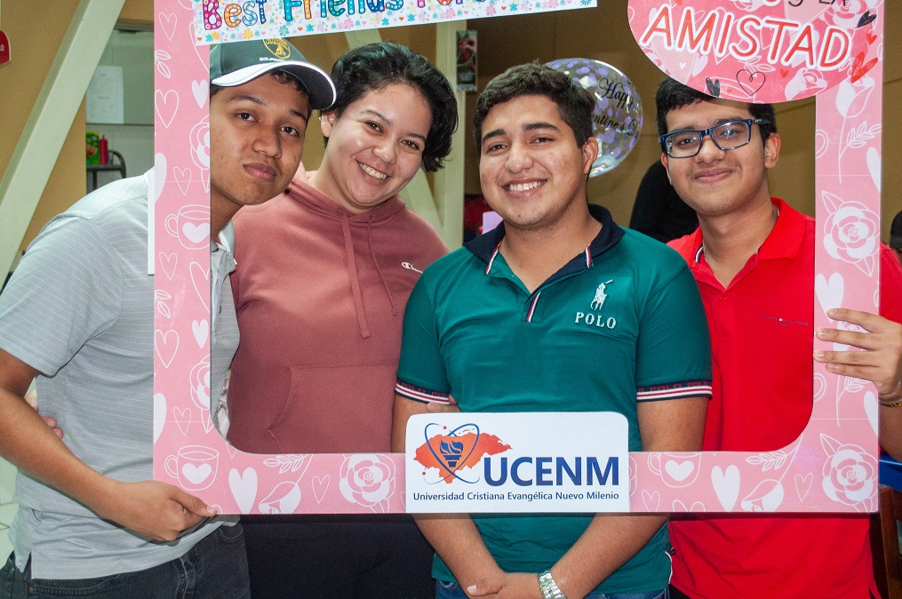 Alegre celebración de Día del Amor y la Amistad en UCENM