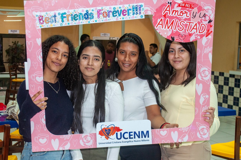 Alegre celebración de Día del Amor y la Amistad en UCENM