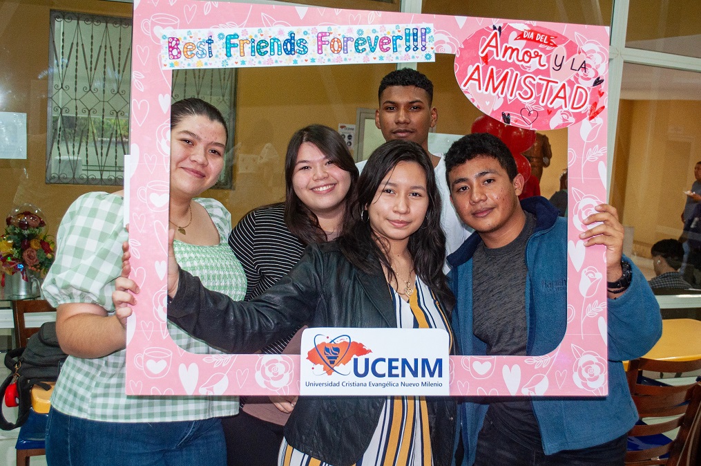 Alegre celebración de Día del Amor y la Amistad en UCENM