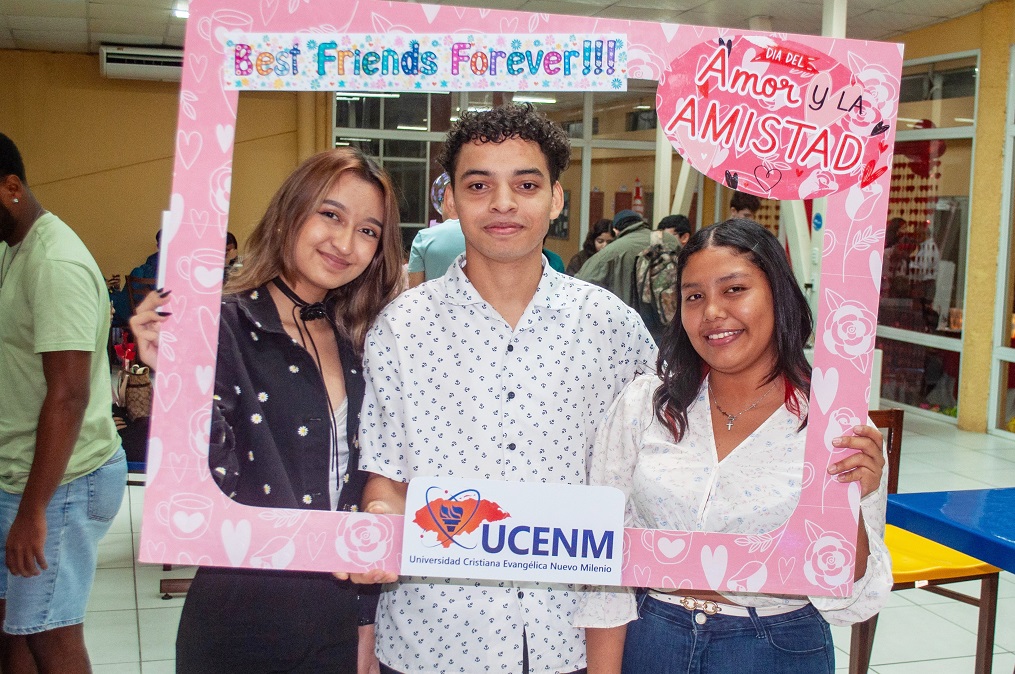 Alegre celebración de Día del Amor y la Amistad en UCENM