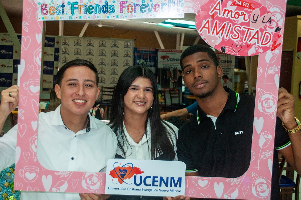 Alegre celebración de Día del Amor y la Amistad en UCENM