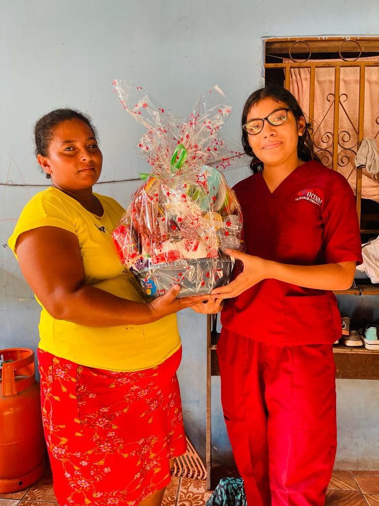 Estudiantes de diferentes sedes de UCENM entregan víveres a familias de escasos recursos en esta temporada navideña 
