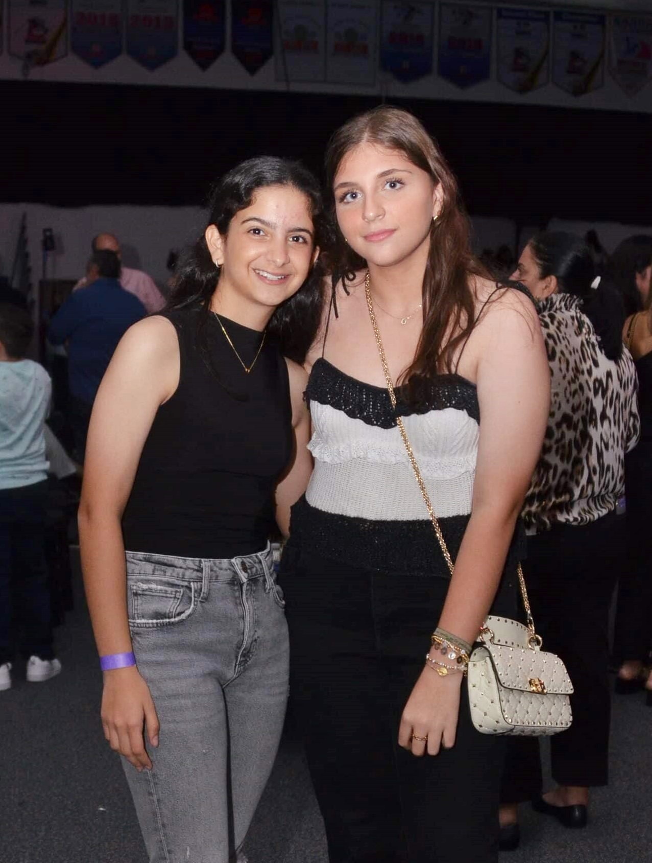 Preciosas Valentina Canahuati y Raquel Boadla, las vimos disfrutando del en el Fashion of Fifth” de la EIS.