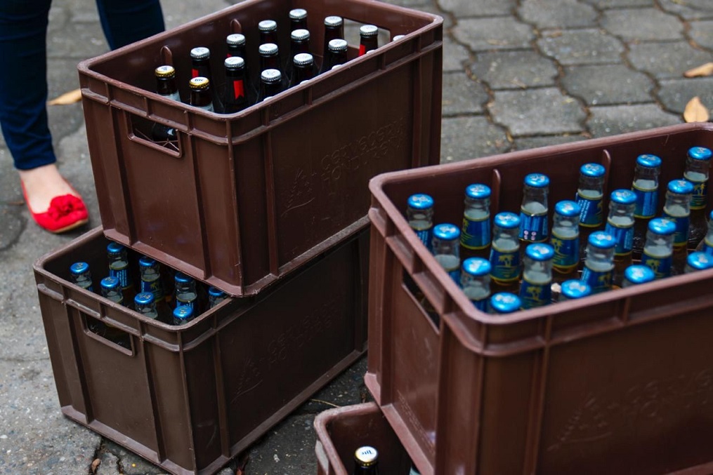 Derraman en desagüe bebidas alcohólicas decomisadas por incumplimiento de la ley