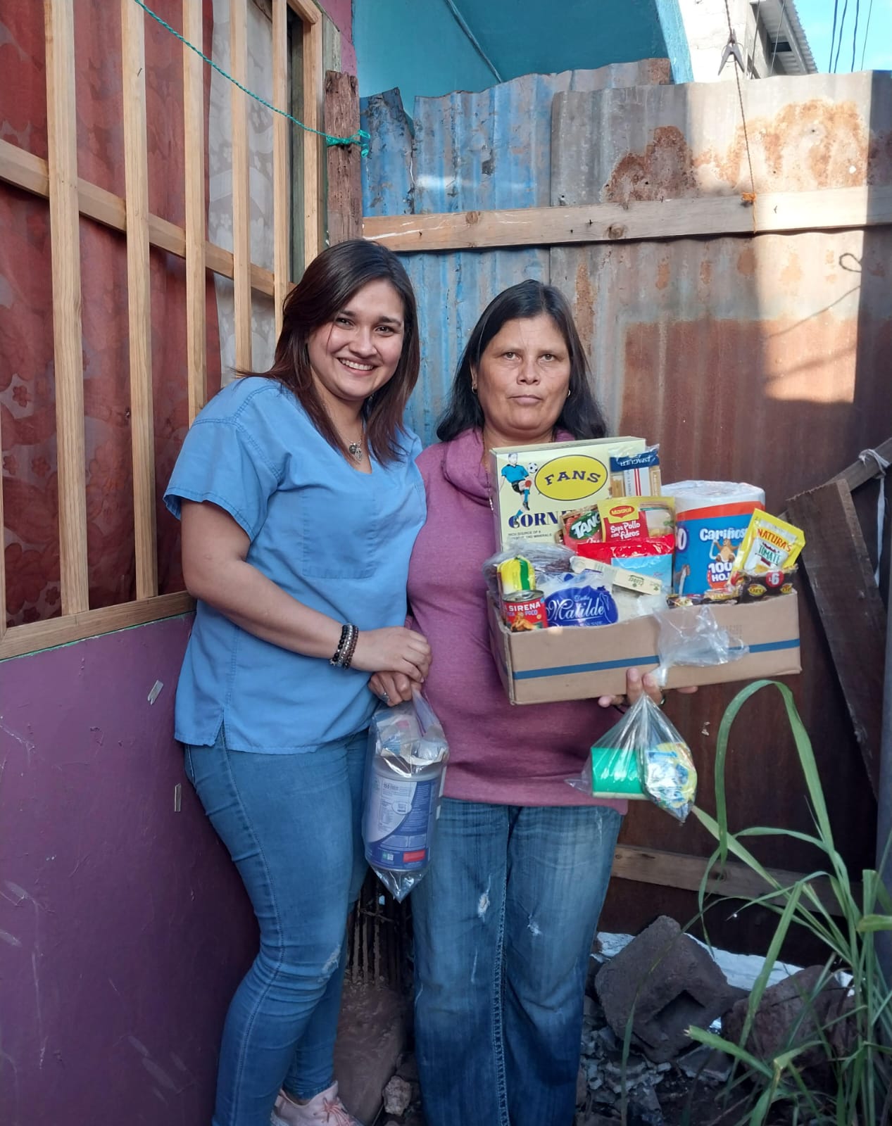 Estudiantes de diferentes sedes de UCENM entregan víveres a familias de escasos recursos en esta temporada navideña 