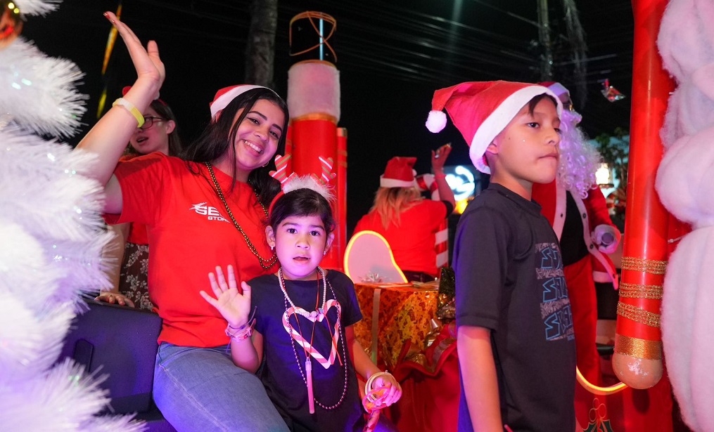 Sampedranos disfrutaron colorido desfile de carrozas y los personajes navideños