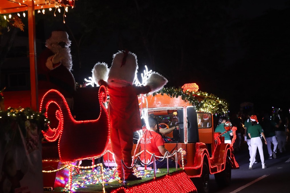 Sampedranos disfrutaron colorido desfile de carrozas y los personajes navideños