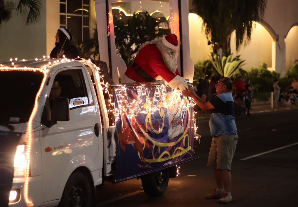 Sampedranos disfrutaron colorido desfile de carrozas y los personajes navideños
