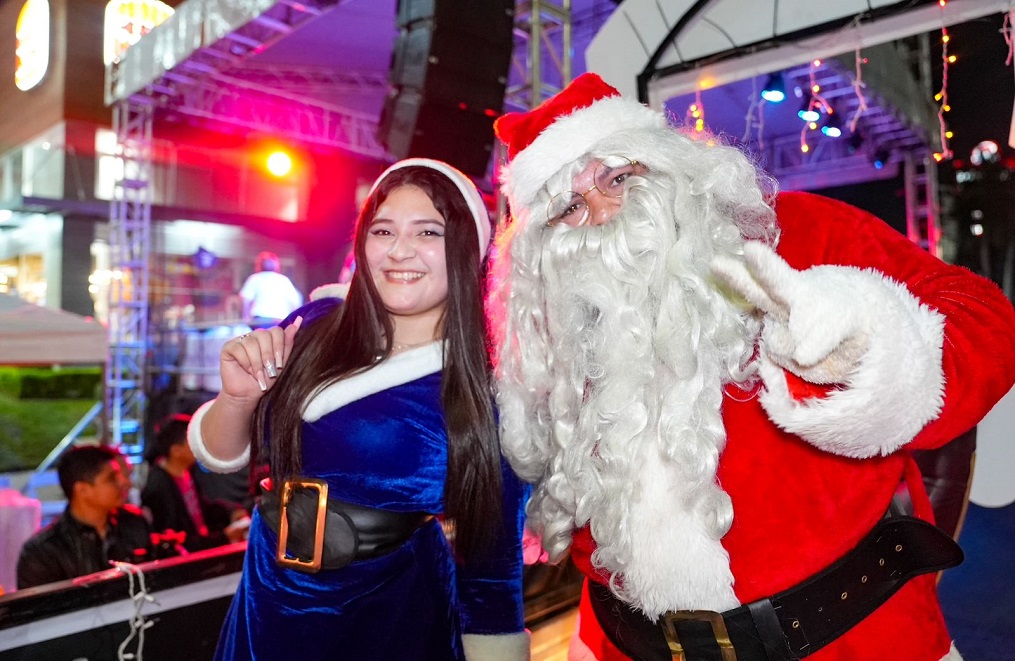 Sampedranos disfrutaron colorido desfile de carrozas y los personajes navideños