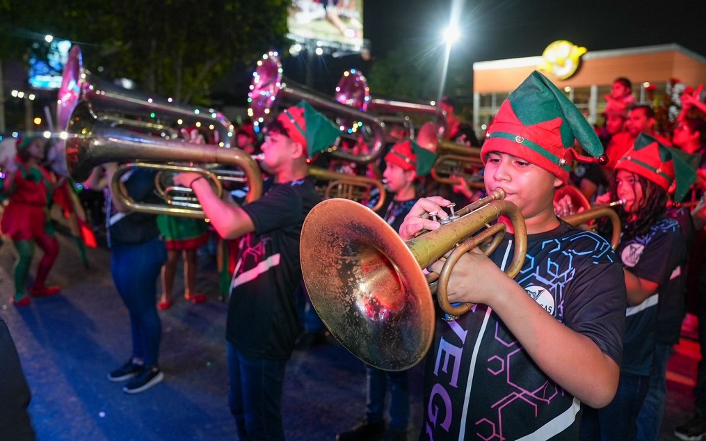 Sampedranos disfrutaron colorido desfile de carrozas y los personajes navideños