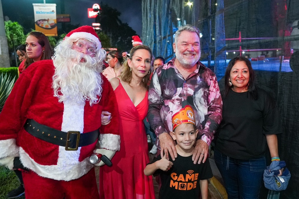 Sampedranos disfrutaron colorido desfile de carrozas y los personajes navideños