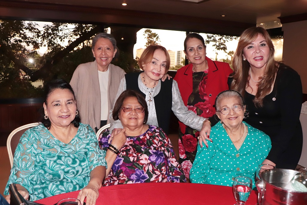 Socias del Club Internacional de Mujeres celebran la amistad