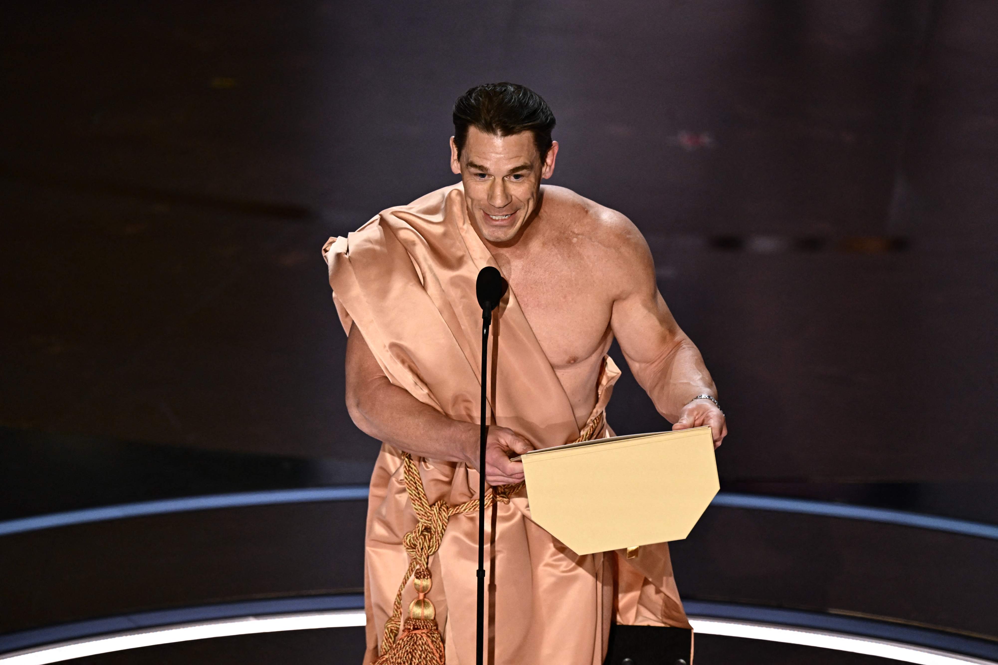John Cena sorprende al aparecer sin ropa en los premios Oscar 2024