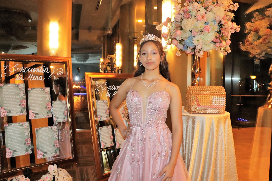 María José Galeas disfruta su fiesta de XV años