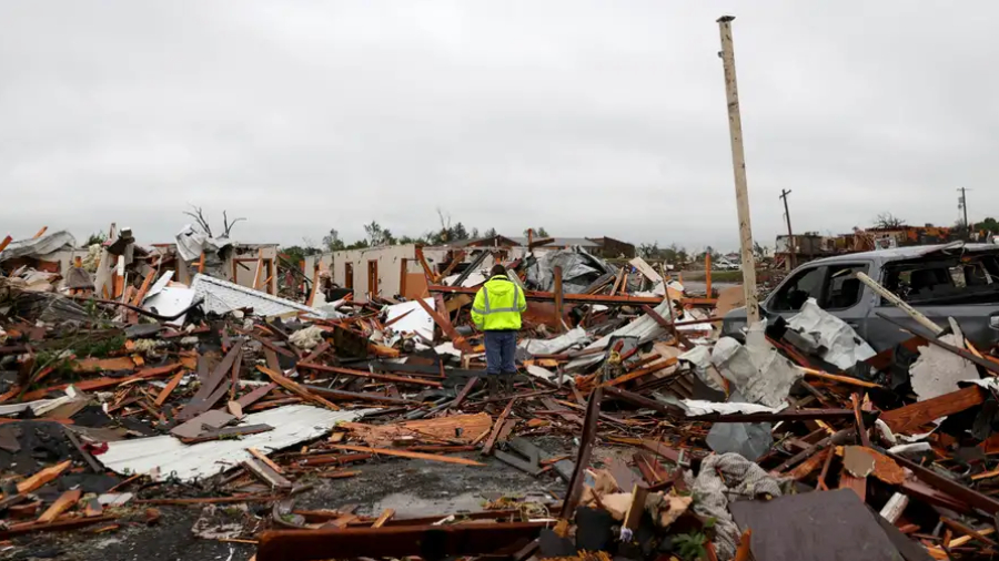 Decenas de tornados causan muerte y destrucción en EE.UU.