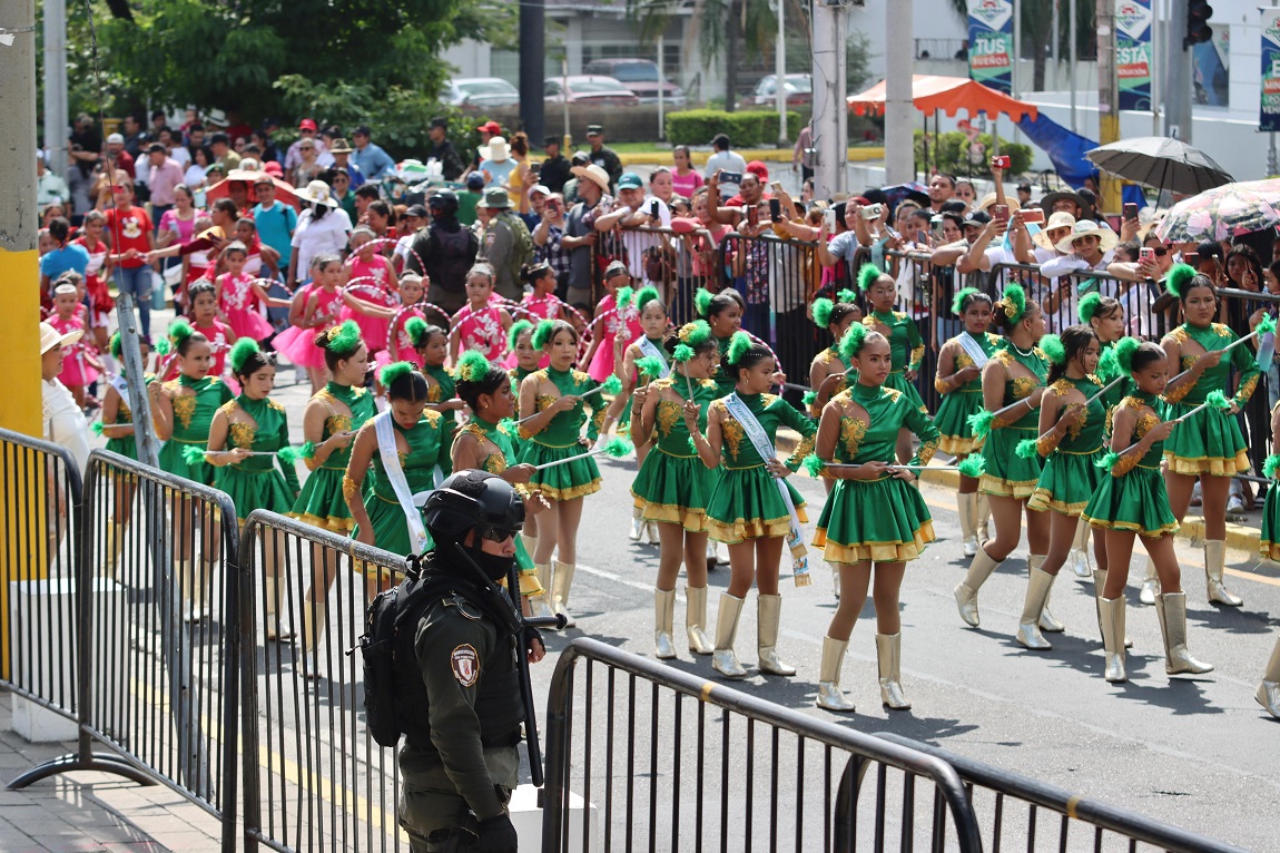 Con fervor y civismo estudiantes de centros básicos conmemoran fiestas patrias