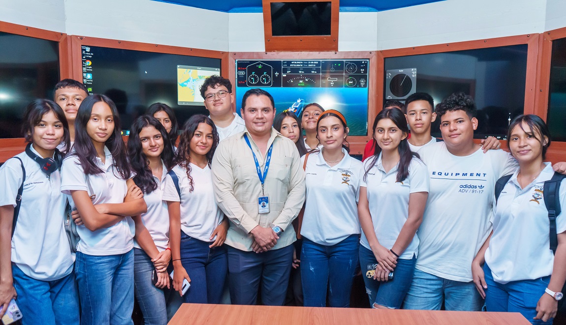 Estudiantes del Instituto Franklin Delano Roosevelt conocen innovadoras instalaciones de UCENM