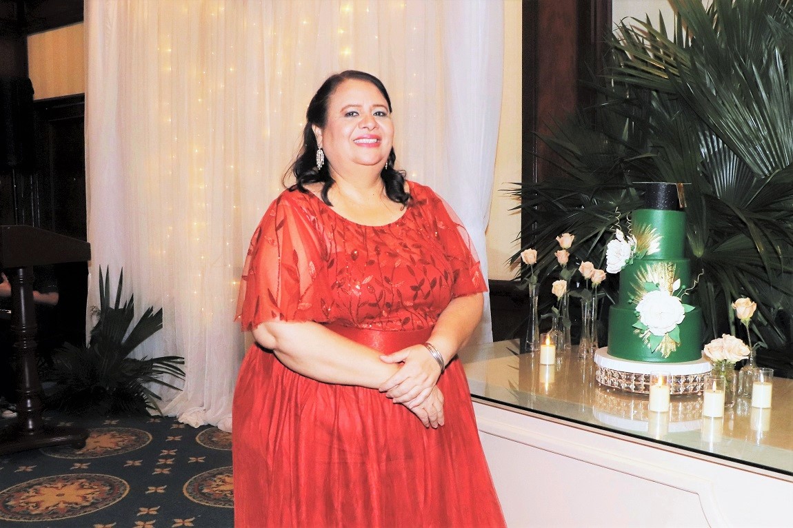 Lidabel de Mena festeja su logro académico universitario