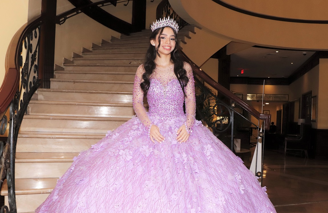 Dulce Sandoval Meza disfruta su maravillosa fiesta de XV años