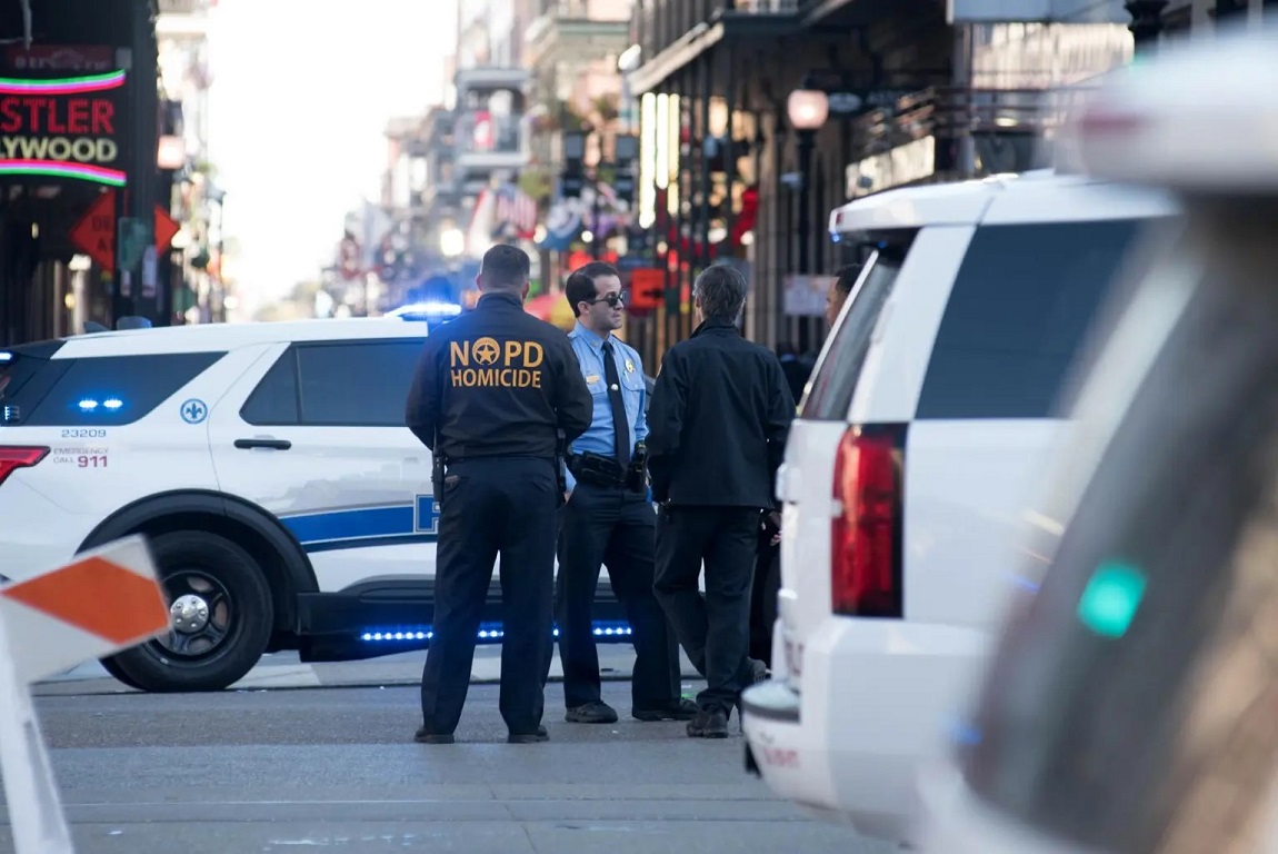 El autor del atropello masivo en Nueva Orleans portaba una bandera del Estado Islámico, dice el FBI