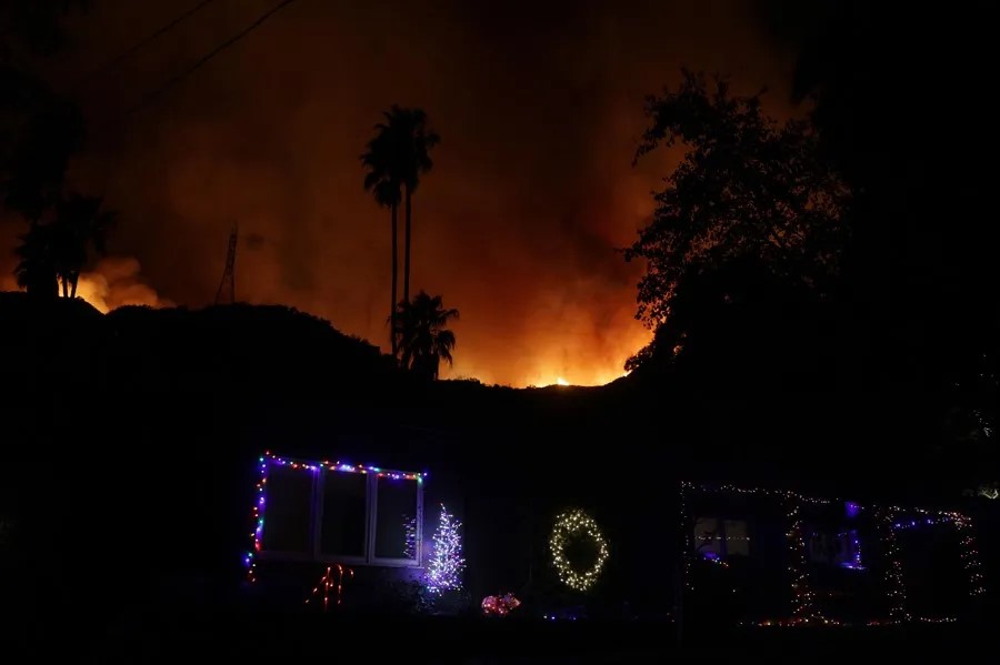 Incendios dejan ya 24 muertos en Los Ángeles, donde crece el temor por los fuertes vientos