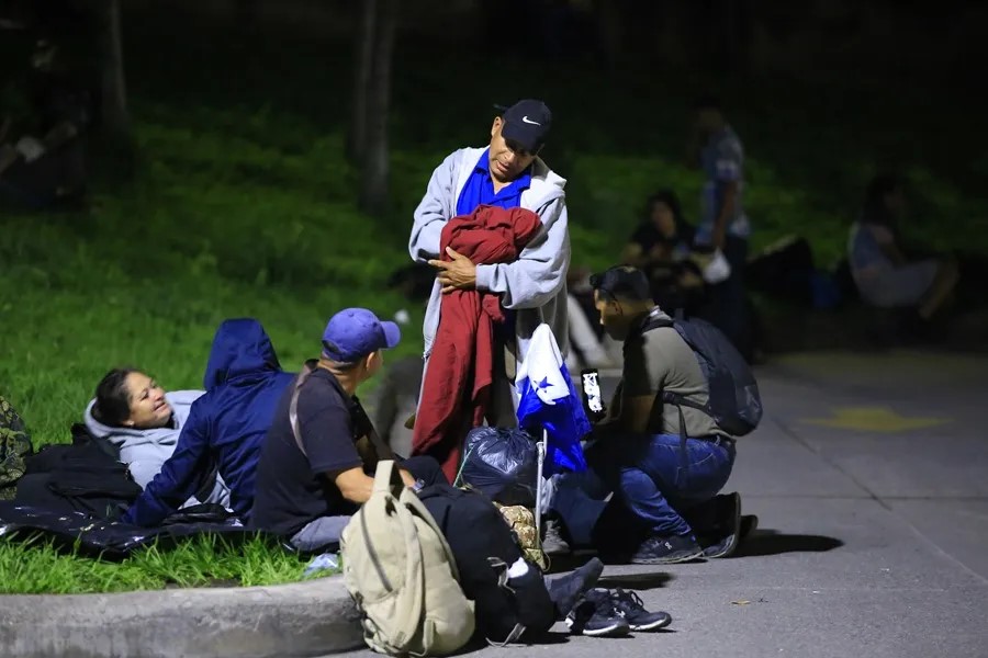 Más de un centenar de migrantes hondureños salen en caravana hacia EE.UU. por desempleo