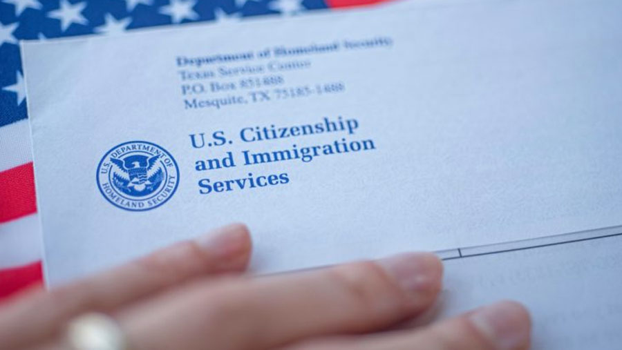 Una juez federal frena revocatoria de parole humanitario a miles de migrantes en EE.UU.