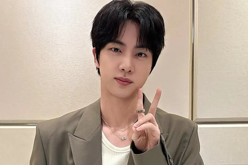 A un mes del reencuentro de BTS, Jin anuncia el lanzamiento de su segundo álbum en solitario