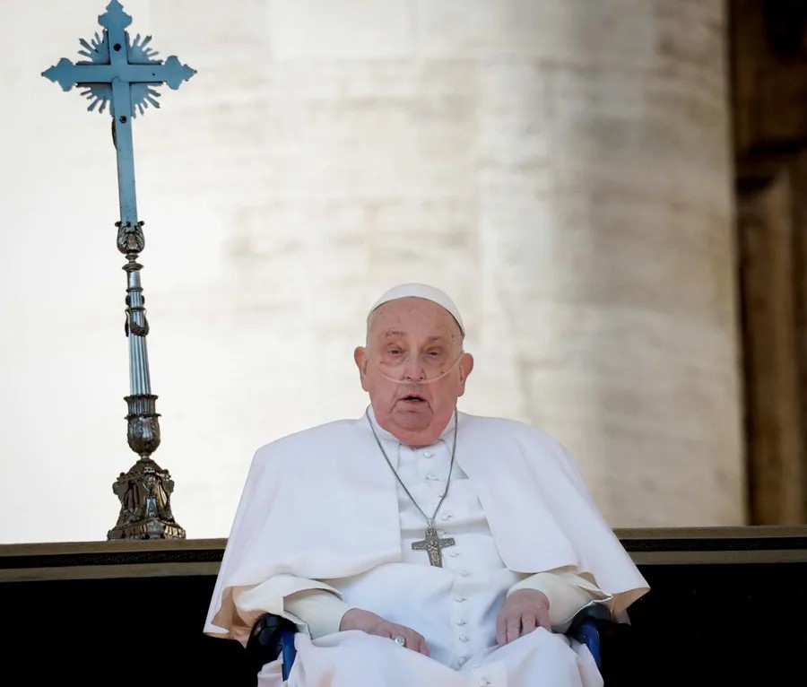 El papa reaparece ante los fieles en la plaza de San Pedro durante su convalecencia