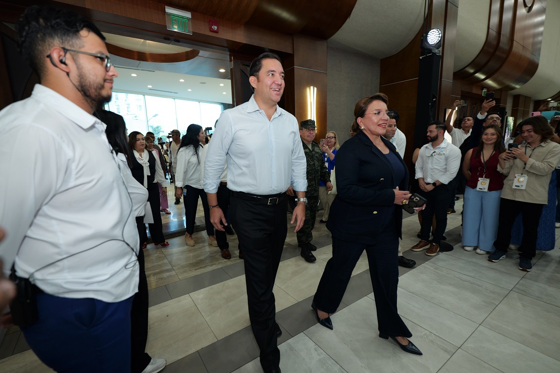 Xiomara Castro encabeza recorrido por CATM 2025, la feria turística más importante de Centroamérica