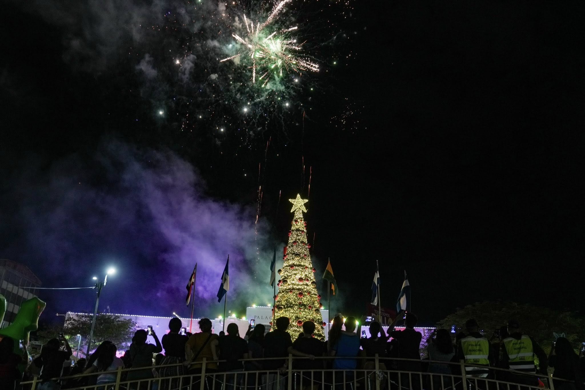Inauguran la temporada navideña en San Pedro Sula con el encendido del Árbol, música y fuegos pirotécnicos