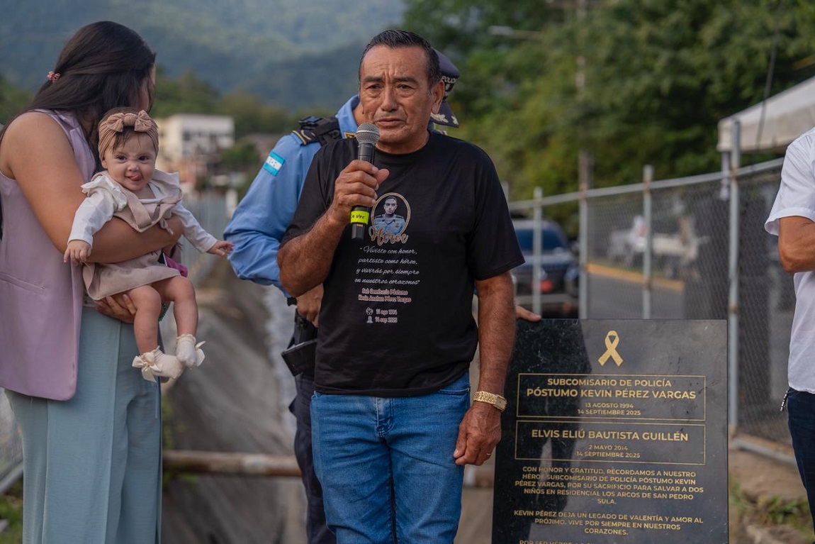 Develan placa en memoria del Sub Comisario Kevin Pérez Vargas, el policía que murió por rescatar a dos niños