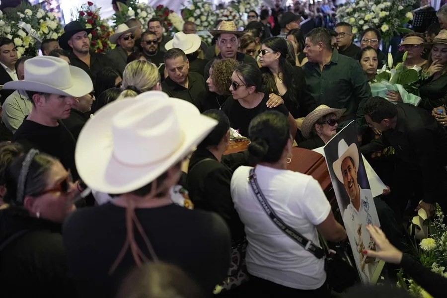 Las protestas por el asesinato del alcalde de Uruapan, Michoacán, derivan en disturbios en oeste de México